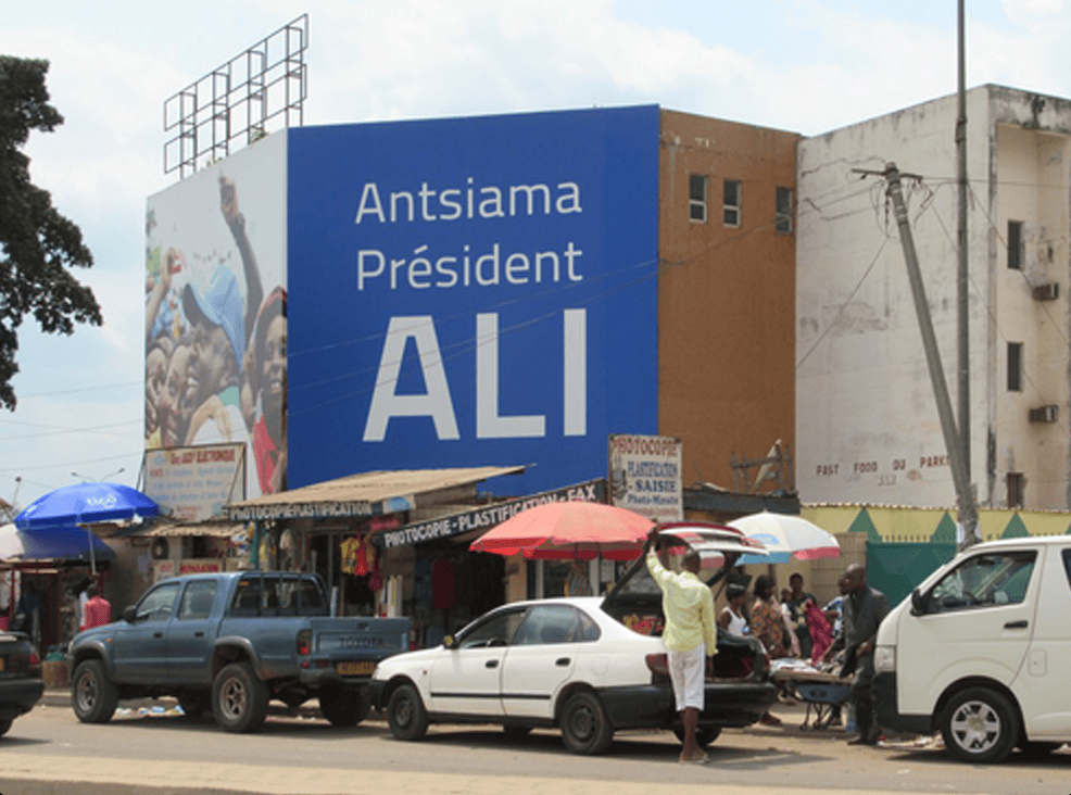Un large panneau publicitaire au centre de Libreville, 2018