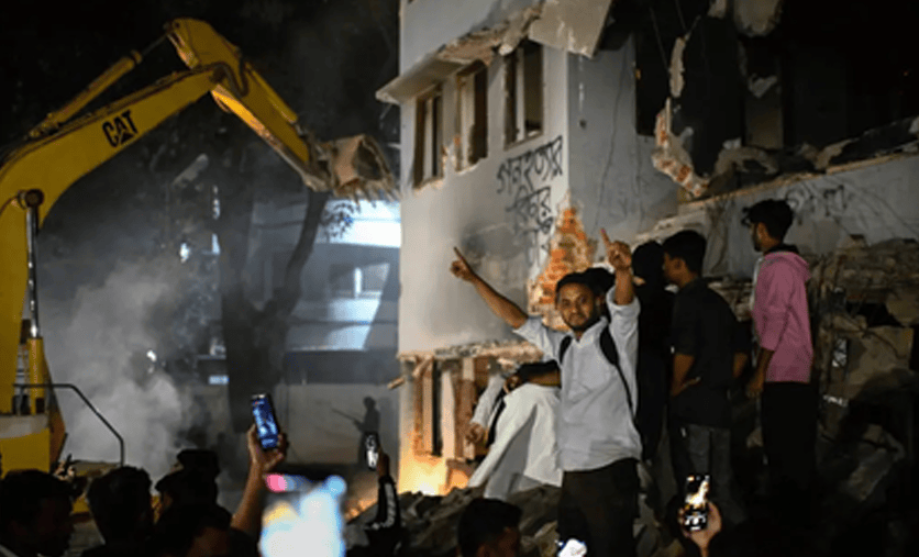 Des manifestants détruisent la maison du père de Hasina, 6 février 2025 Free Malaysia Today