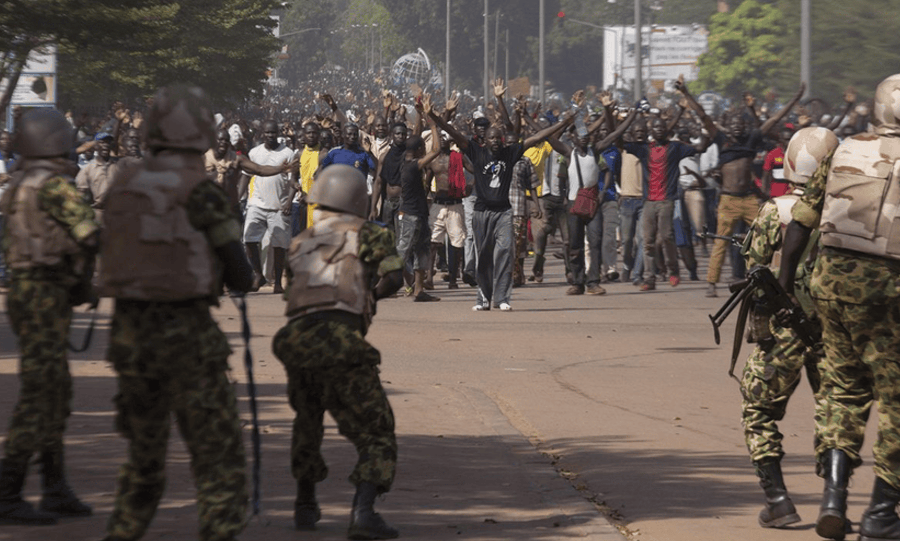 Des soldats tentent d'arrêter des manifestants à Ouagadougou, Burkina Faso, le 30 octobre 2014