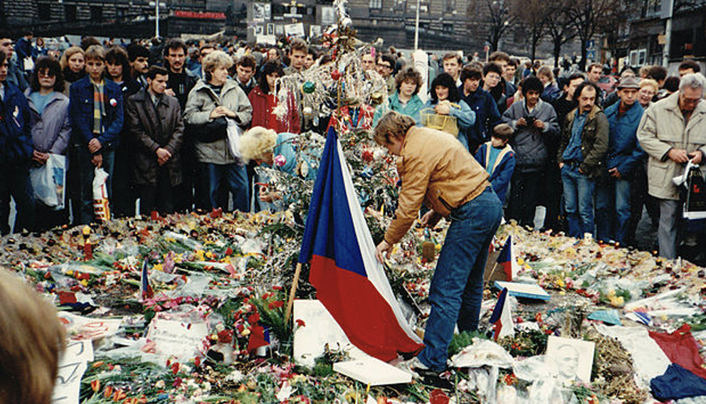 Vaclav Havel et des manifestants commémorent la lutte pour la liberté et la démocratie au mémorial de Prague lors de la révolution de velours de 1989