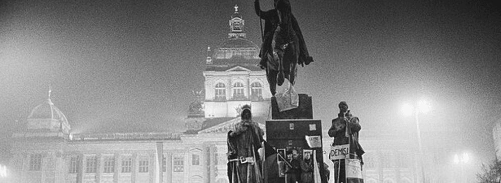 Rassemblement de protestation sur la place Venceslas, à Prague, en Tchécoslovaquie, pendant la révolution de velours en 1989.