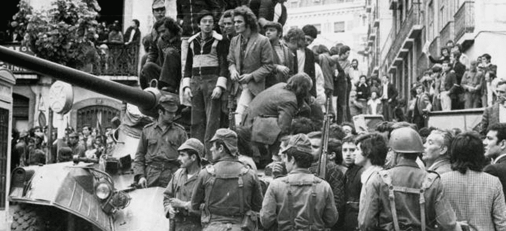 Les ouvriers et les soldats ont uni leurs forces lors de la révolution portugaise de 1974.