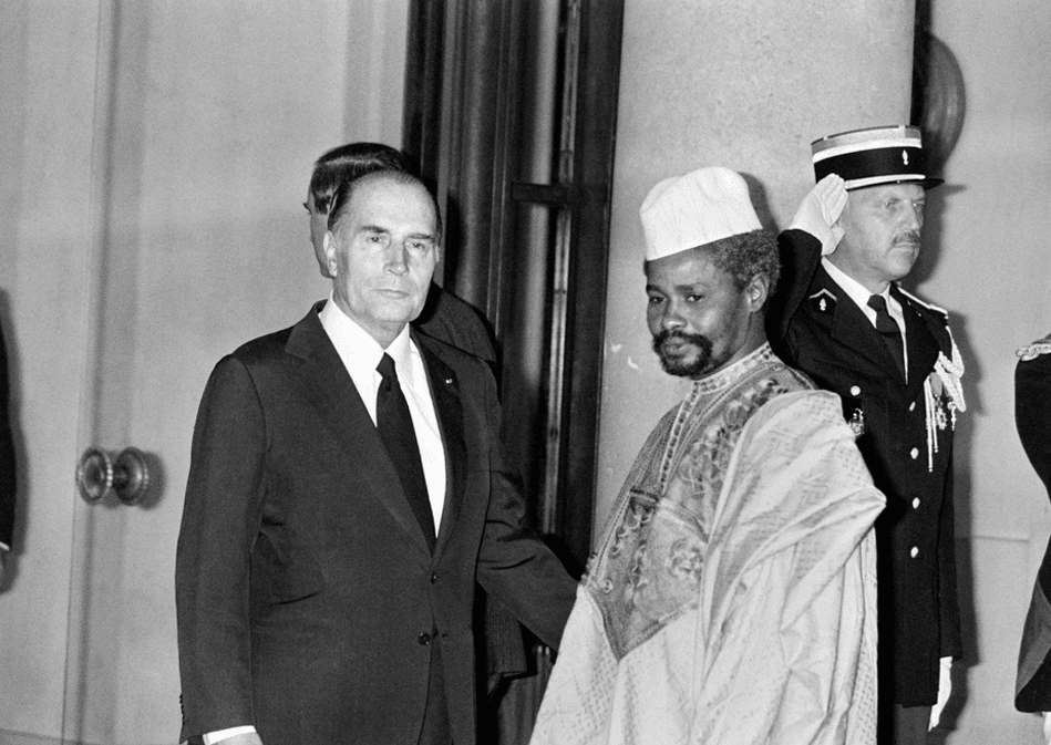 Hissène Abré lors d'une rencontre avec François Mitterrand, en 1983 Dominique FAGET
