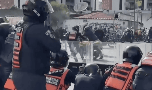 Les forces de l’ordre tirent sur des manifestants au Venezuela en juillet 2024