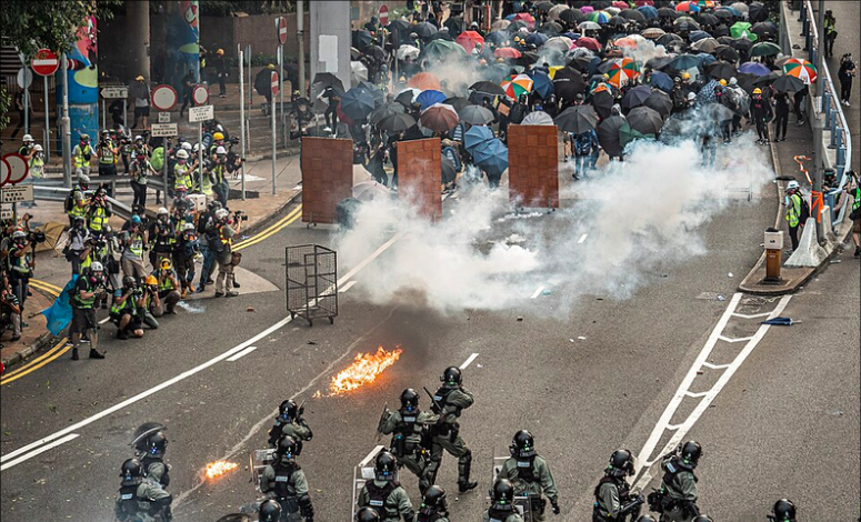 Police et manifestants lors d’un rassemblement anti-totalitarisme, 29 septembre 2019, Wikimedia commons/ Studio Incendo