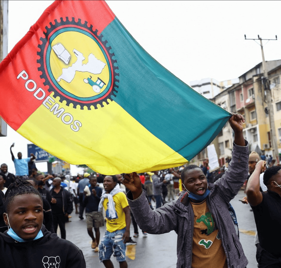 Des manifestants brandissent lors d'une grève nationale pour protester contre les résultats provisoires des élections du 9 octobre, à Maputo, au Mozambique, le 21 octobre 2024.